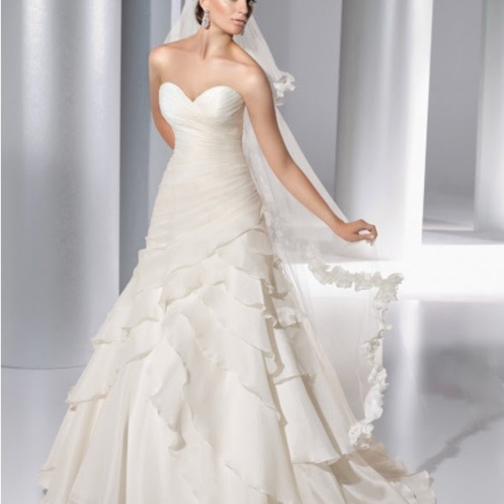 New Wedding Gown (altered but never worn) Demetrios Style 3137